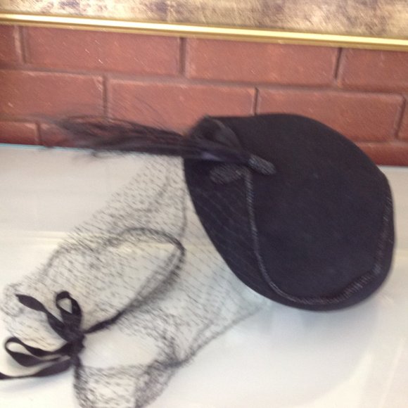 Adorable Vintage Ladies Hat Wool embellished with Feather and Netting main image 4